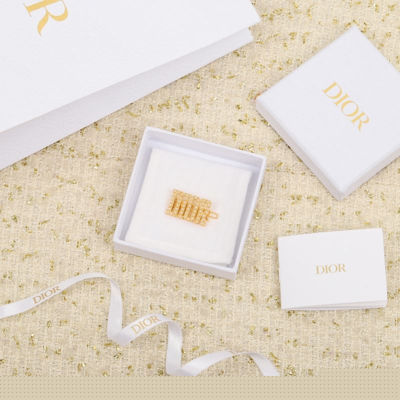 ch**an D*or brooches